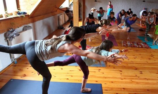 Wypoczynek z joga dla rodzin z dziecmi na wakacjach